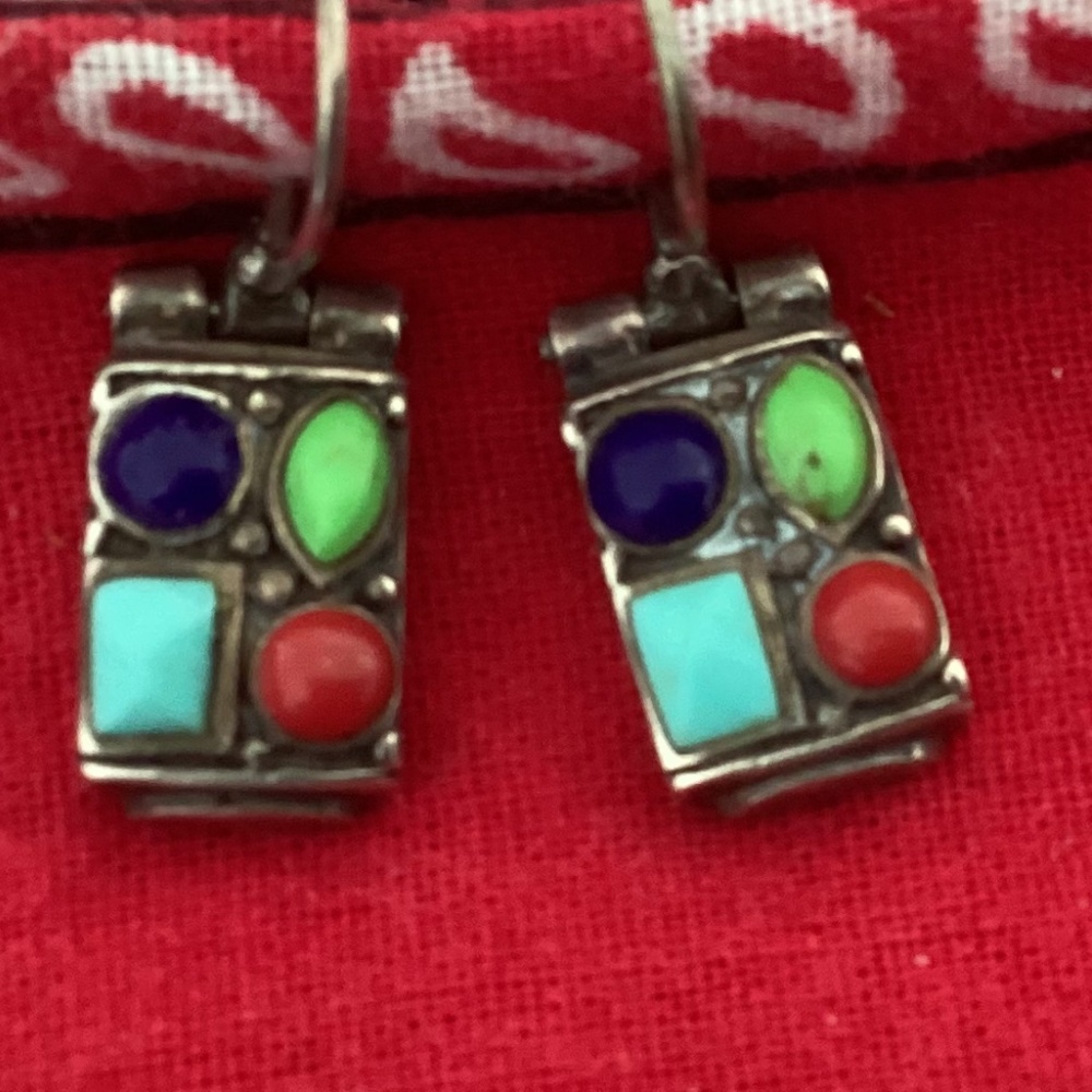 An adorable little earring 925 with 4 stones excellent
